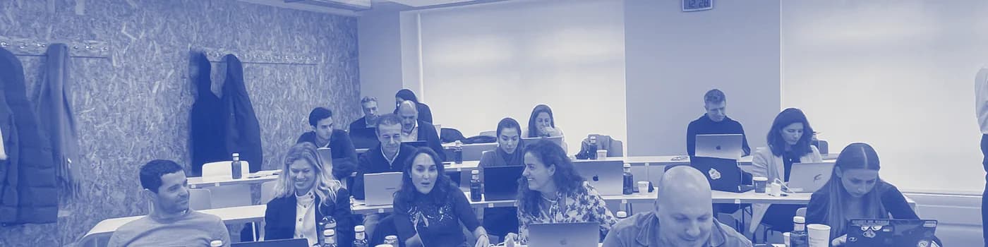 Fila de participantes trabajando con sus portátiles durante un taller