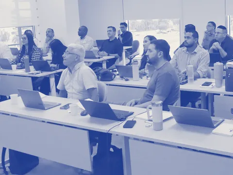 Clase abierta en Panamá: participantes con sus portátiles atentos a la explicación